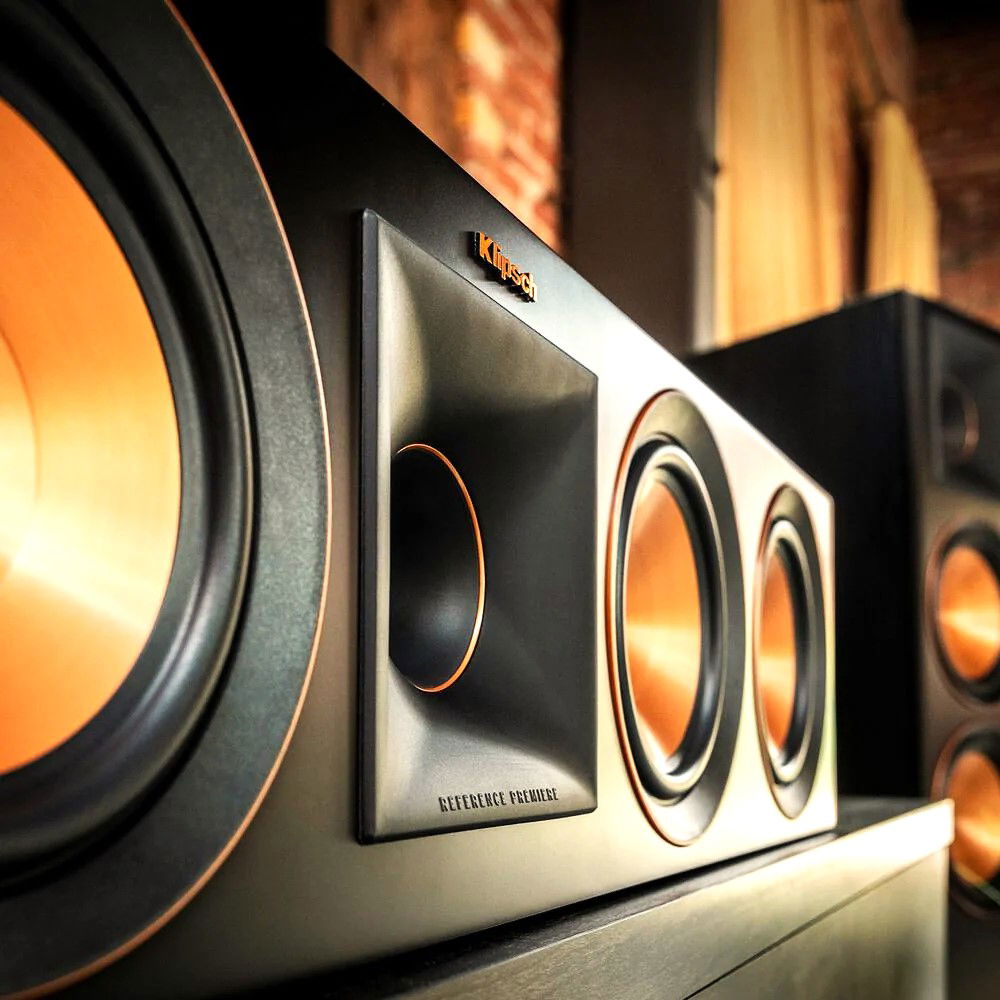 Klipsch RP-504C II רמקול סנטר קליפש בתמונת תקריב מונח על שידה בסלון 