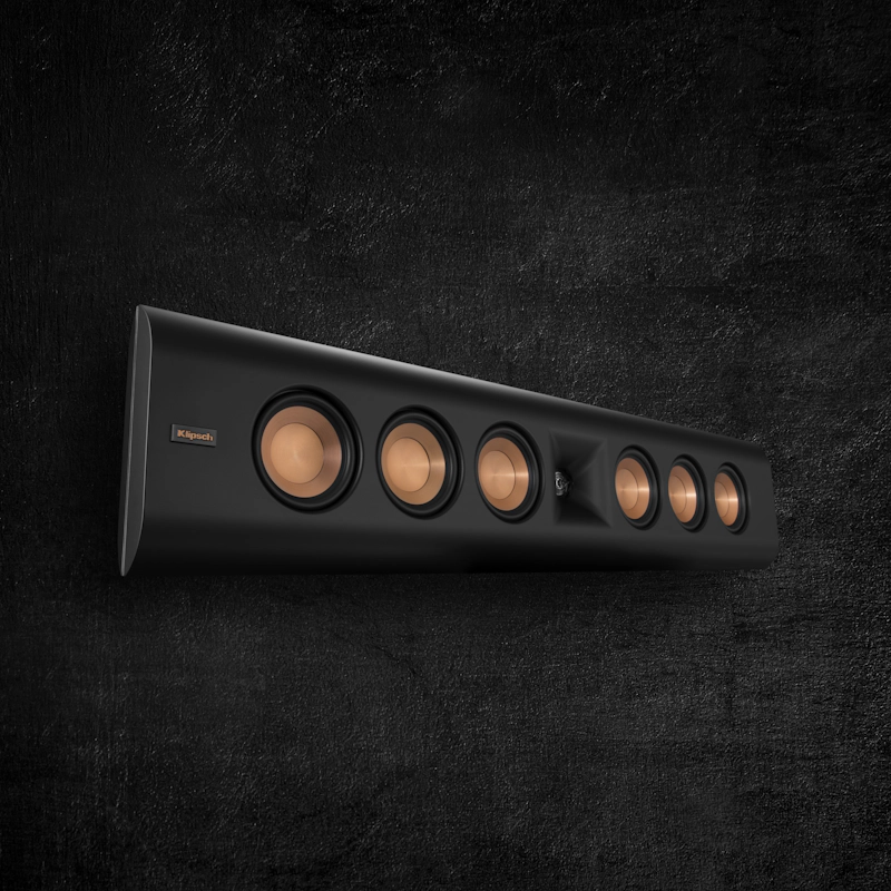 תמונה של הרמקול קליפש Klipsch RP-640D במצב אופקי בקצת זווית אלינו ובצילום קצת מלמטה
