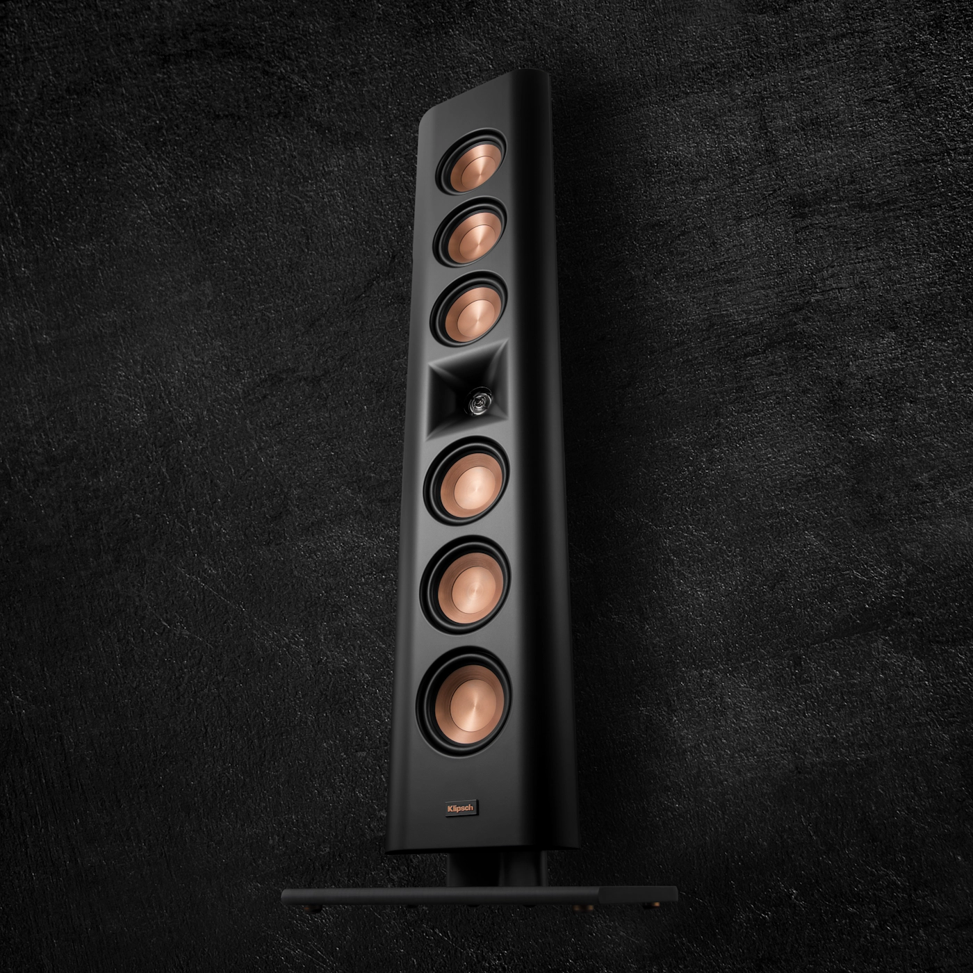 תמונה של הרמקול קליפש Klipsch RP-640D במצב אנכי בקצת זווית אלינו 