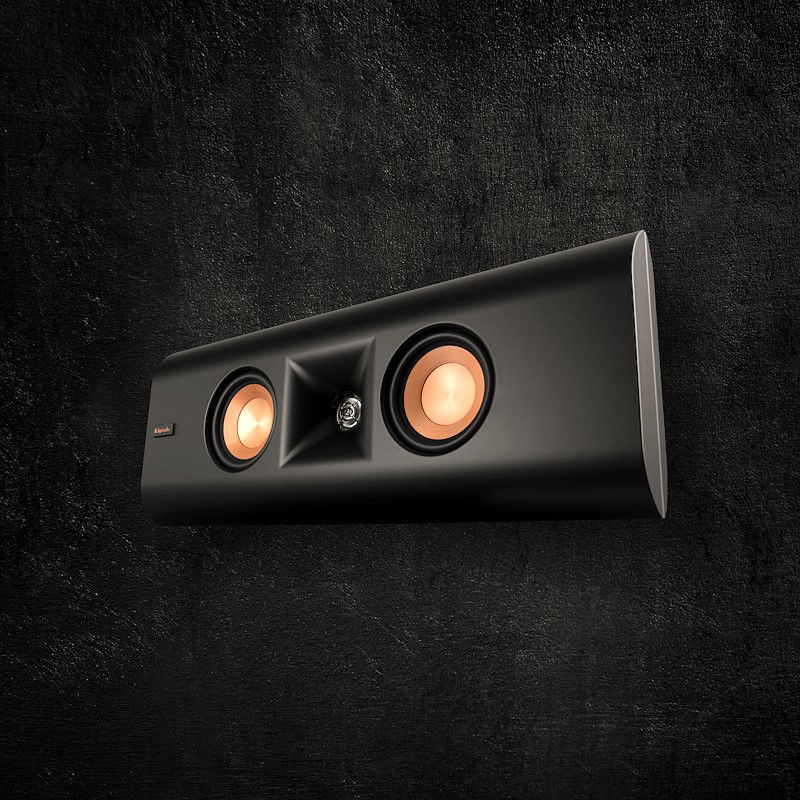 תמונה של הרמקול קליפש Klipsch RP-240D במצב אופקי בקצת זווית אלינו ובצילום קצת מלמטה