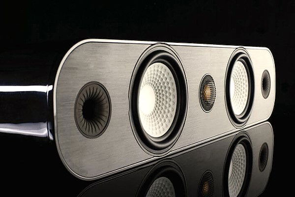 תמונה של הרמקול סנטר Monitor Audio Apex A40 בצבע שחור עומד באלכסון 