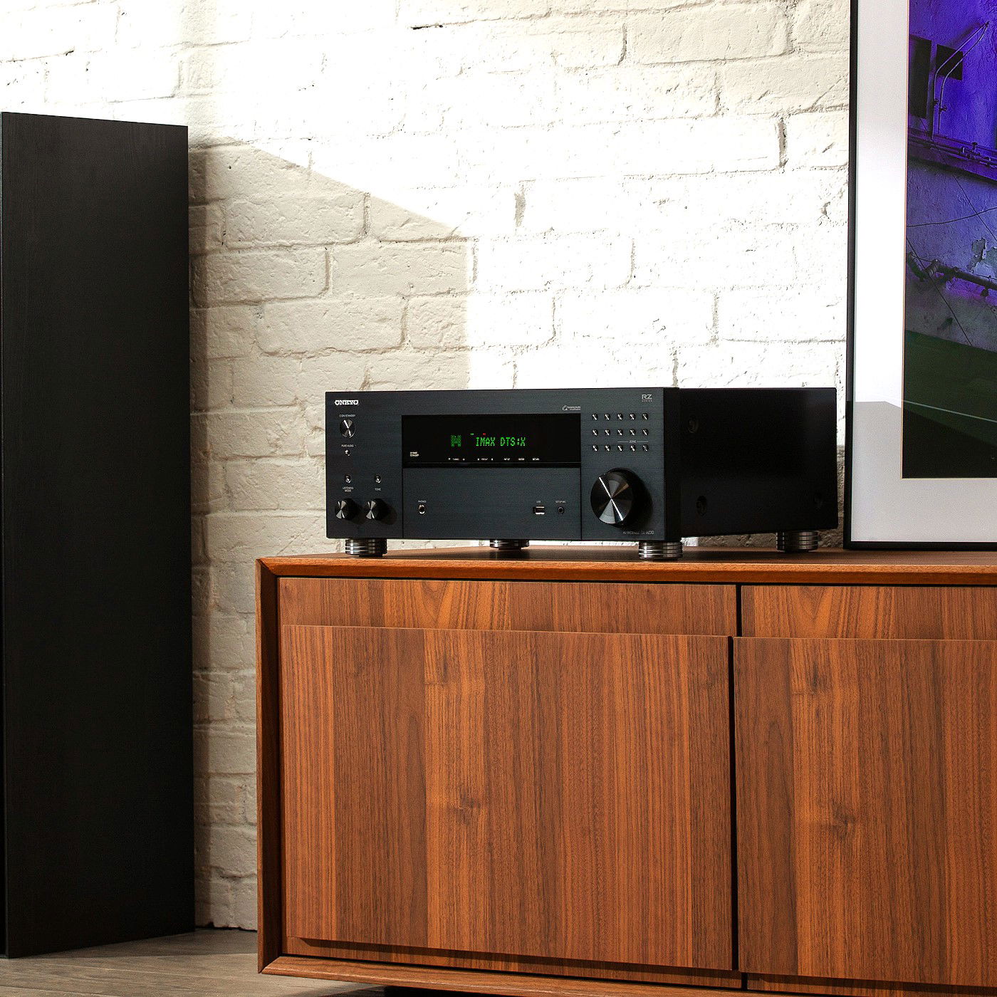 תמונת אווירה של הרסיבר אונקיו onkyo txrz30 מונח על שידת עץ בסלון