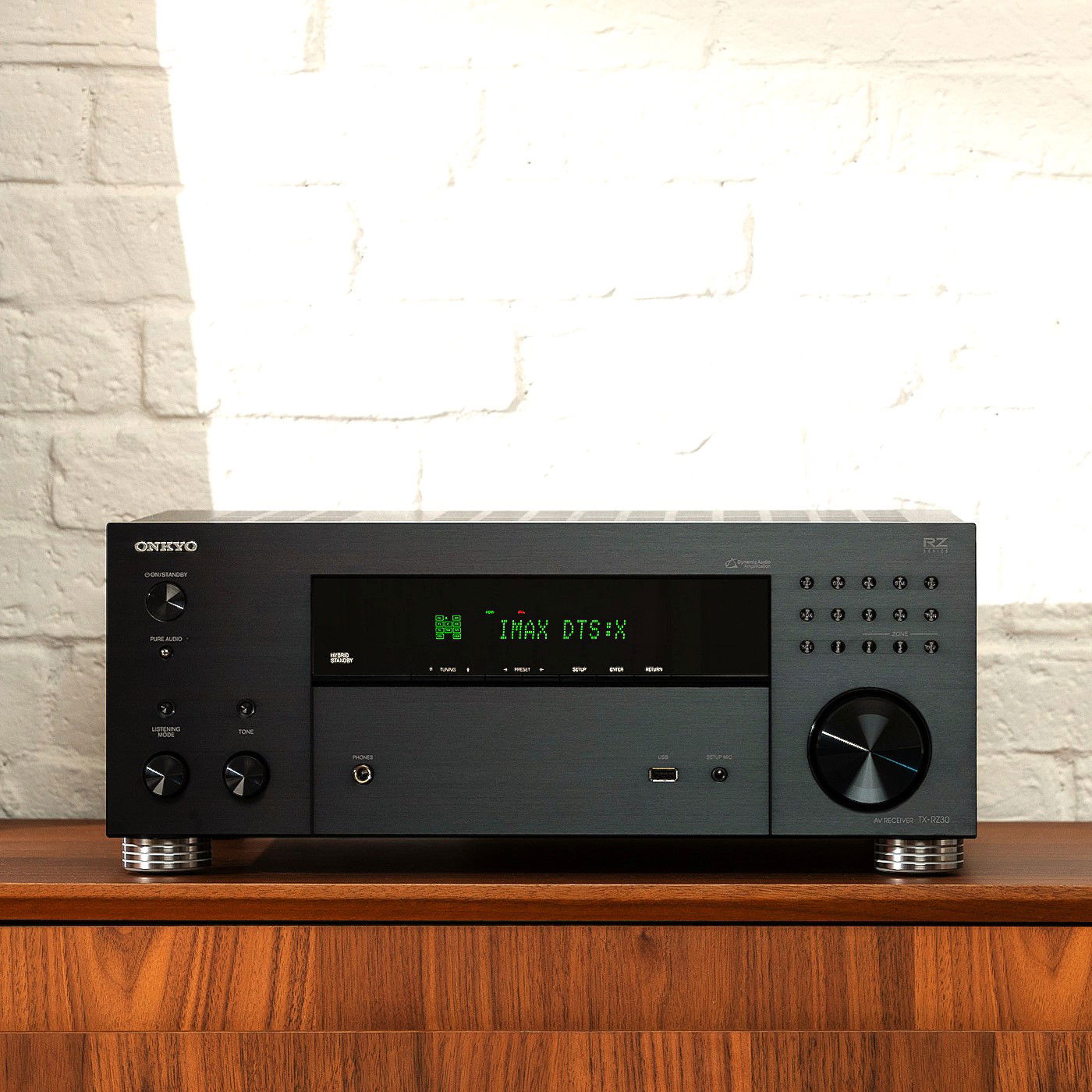 תמונת אווירה חזיתית של הרסיבר אונקיו onkyo txrz30 מונח על שידת עץ בסלון 