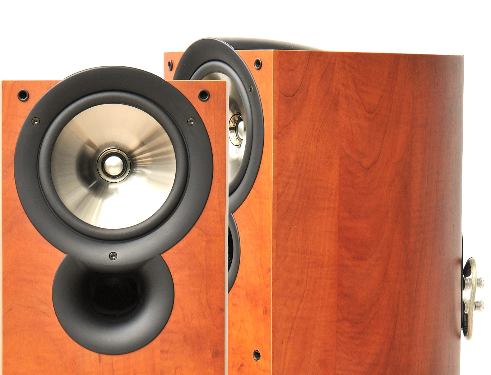 זוג רמקולים מדפיים KEF IQ3 מונחים אחד עם הפנים אלינו והשני מאחוריו ולכיוון הראשון 