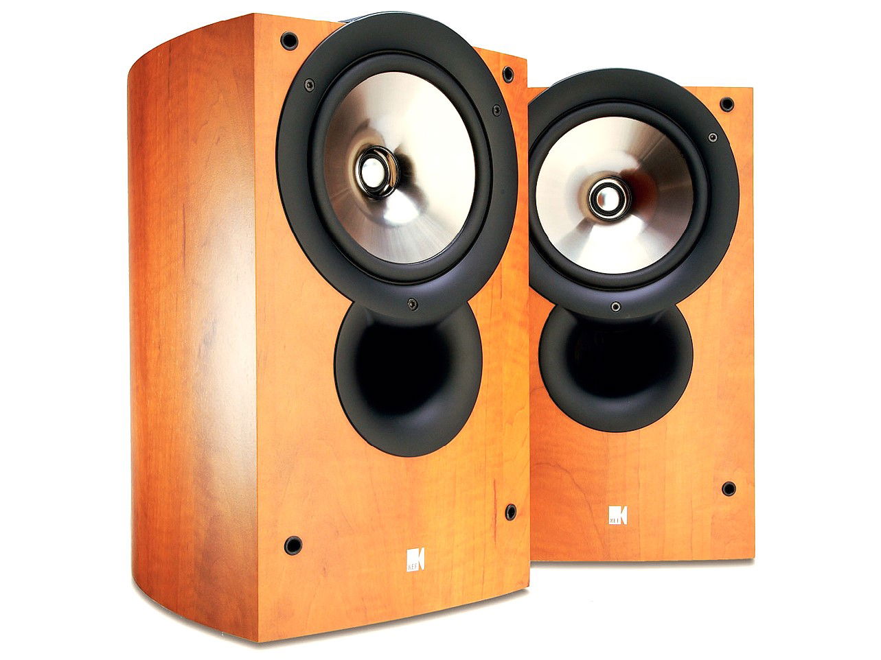 זוג רמקולים מדפיים KEF IQ3 מונחים זה לצד זה במעט זווית בגימור עץ