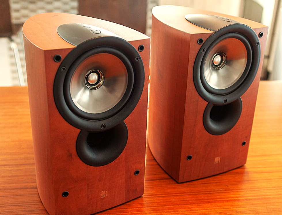 זוג רמקולים מדפיים KEF IQ3 מונחים זה לצד זה בצבע עץ 