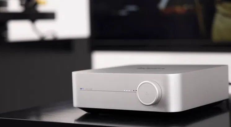 תמונה של המגבר סטרימר WiiM Amp בגימור כסוף 