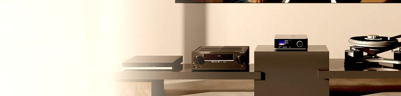 תמונה של ה wiim ultra מונח על מדף ועל ידו מערכת שלמה הכוללת פטיפון ומגבר