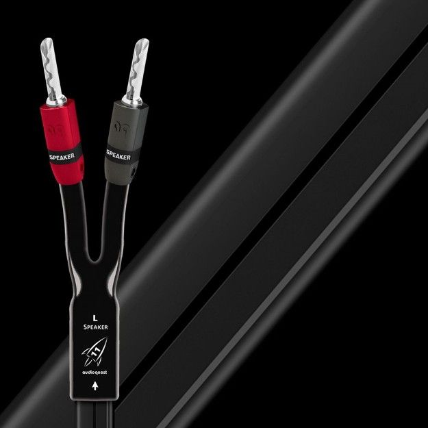 תמונת אווירה של כבל הרמקולים audio quest rocket 11 כשברקע יש אותו מגולגל וקרוב לעדשה יש את הקצה שלו עם זוג ראשין נוטים למעלה