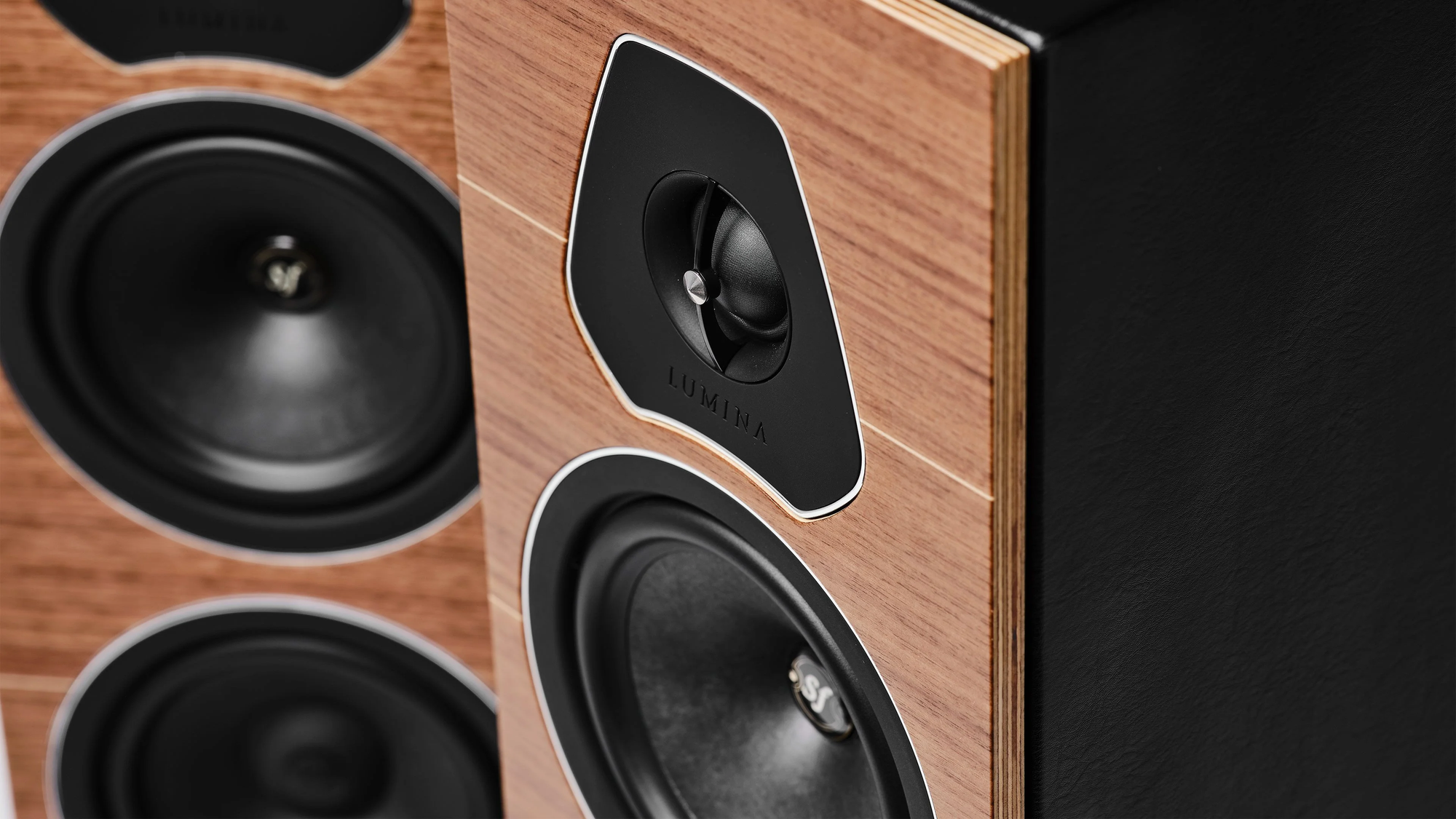 תמונת אווירה של הרמקולים Sonus Faber Lumina III בגימור עץ בהיר