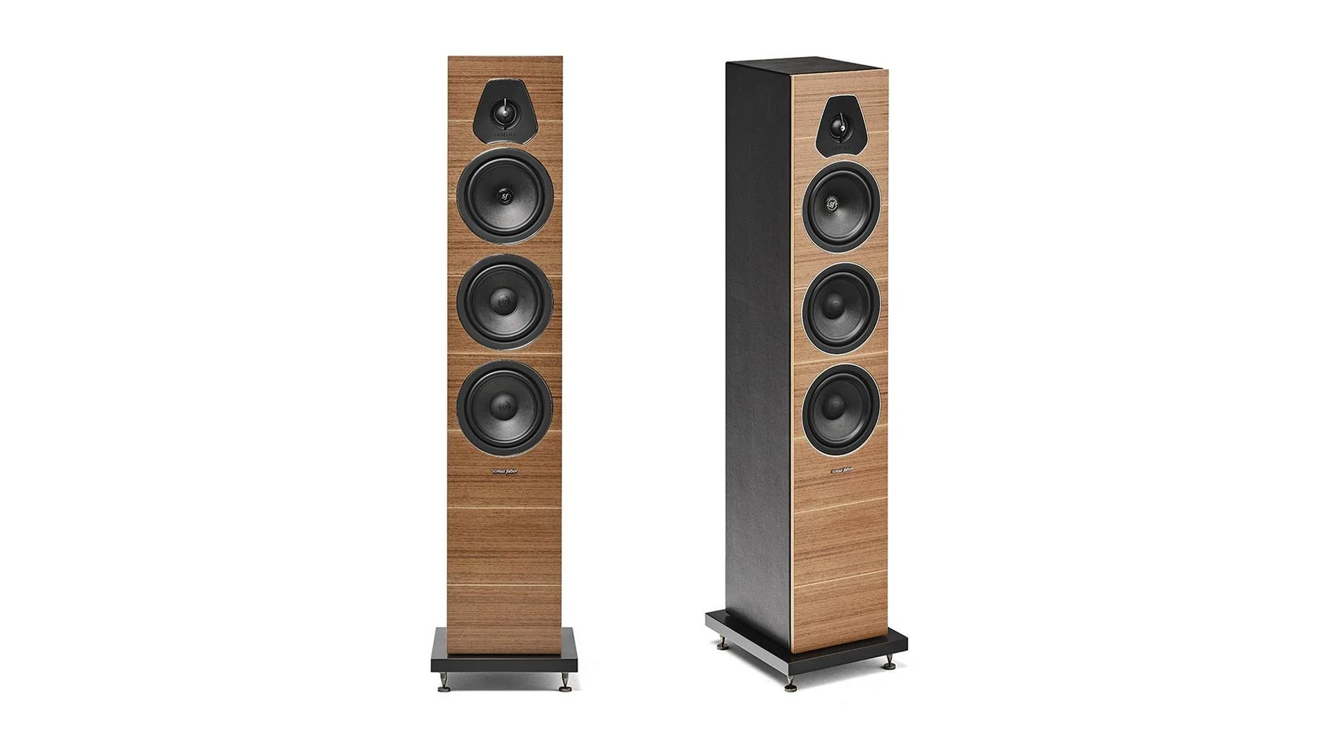 תמונת רקע של זוג רמקולים רצפתיים Sonus Faber Lumina III עומדים זה לצד זה