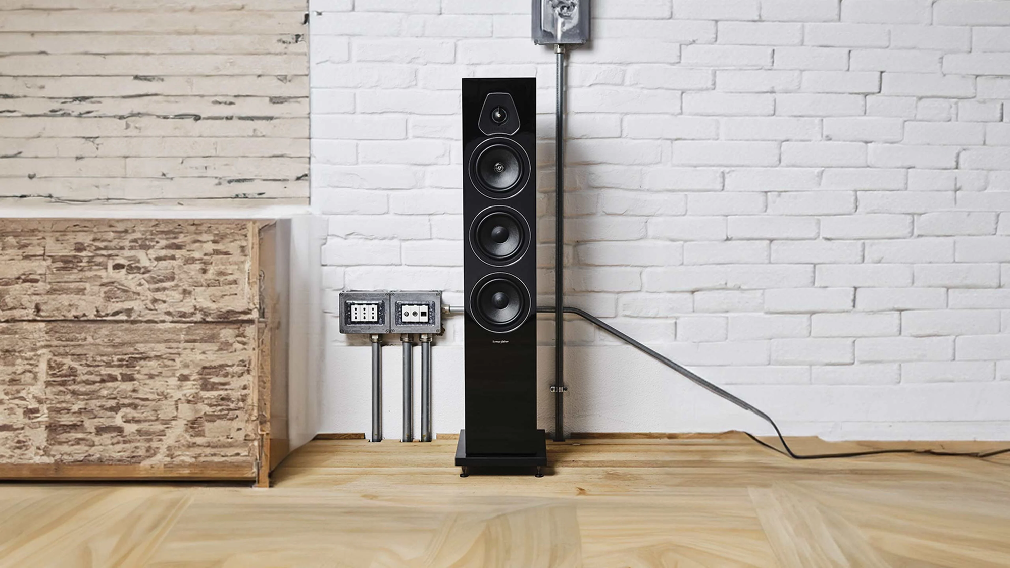 תמונת רקע של רמקול רצפתי Sonus Faber Lumina III בגימור שחור