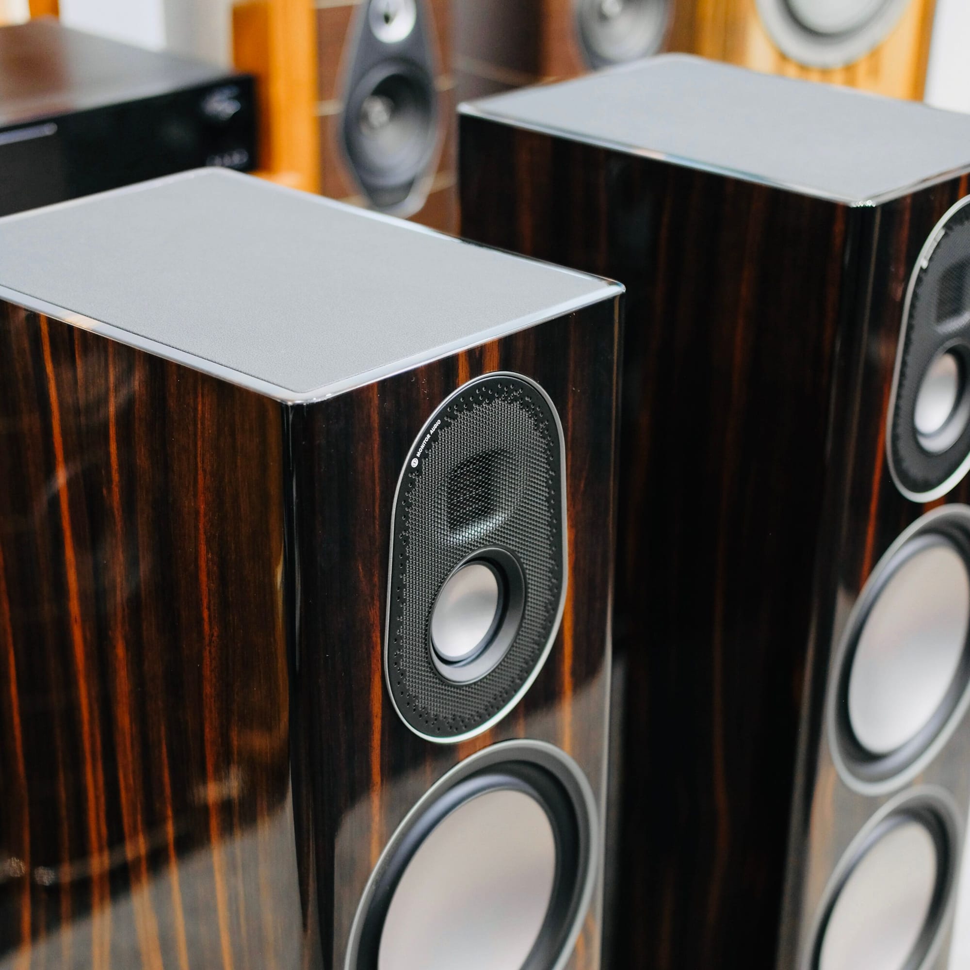 תמונה של זוג רמקולים Monitor Audio Gold 300 5G בגימור אבוני ללא גריל