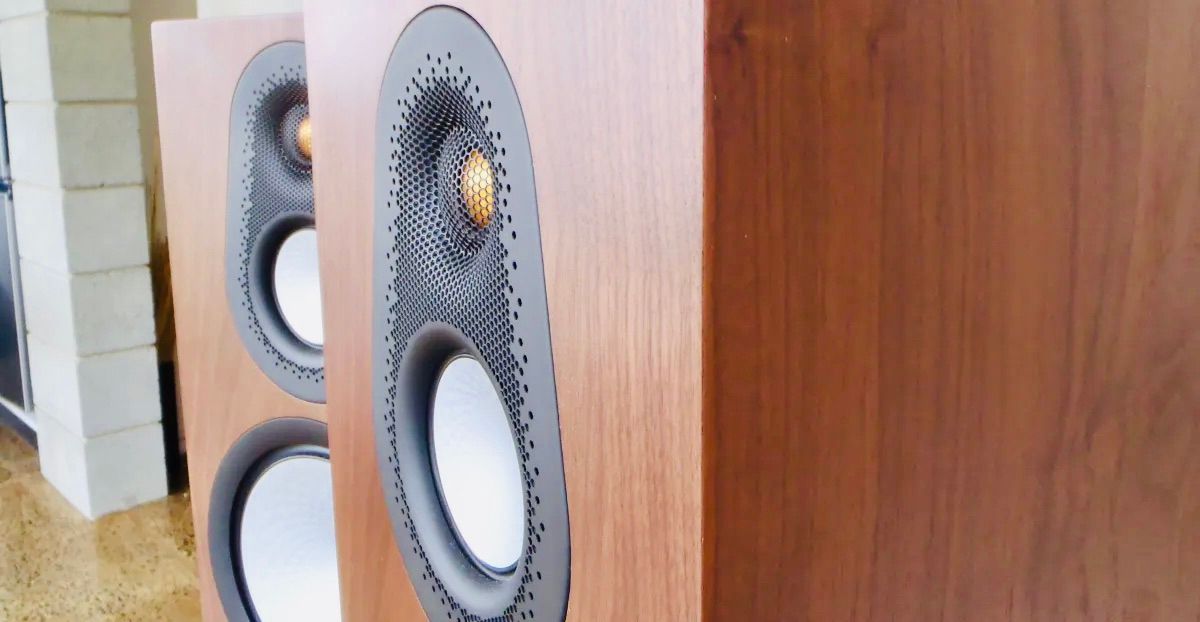 תמונת תקריב של חלקם העליון של זוג רמקולים Monitor Audio Silver 300 7G בגימור עץ 