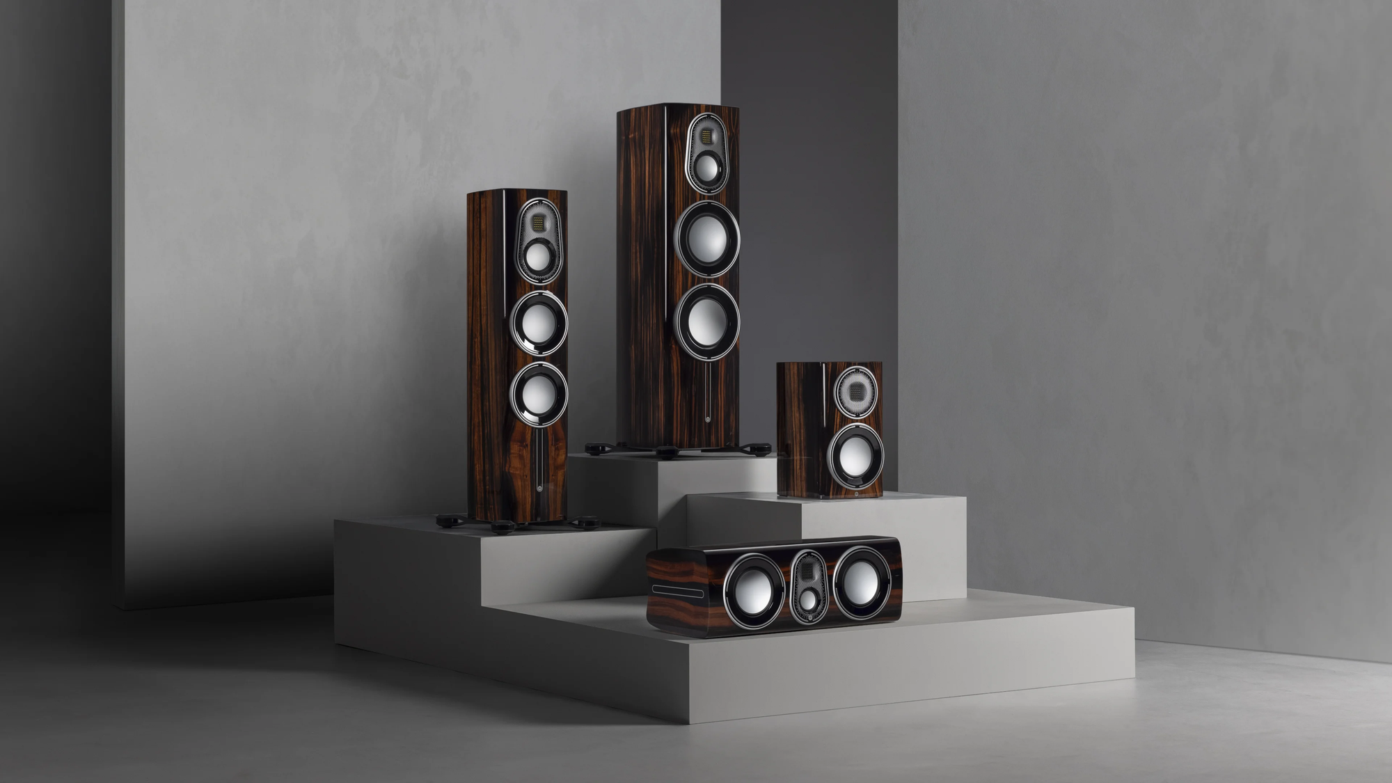 תמונה של כל דגמי סדרת ה platinium של momitor audio מונחים על במה