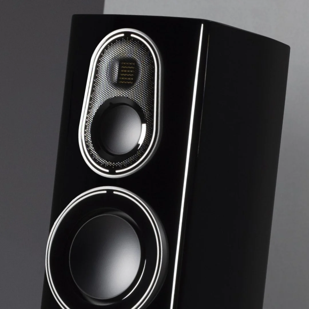 תמונת תקריב של חלקו הקדמי והאמצעי של הרמקול Monitor Audio Platinium 200 3G בגימור שחור מבריק