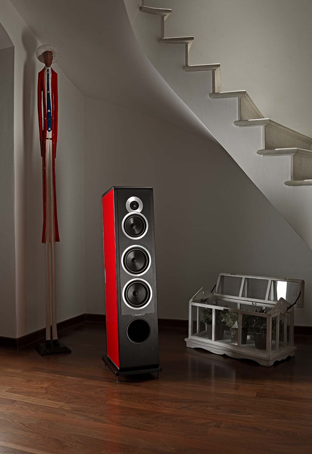 תמונה של הרמקול Sonus Faber Chameleon T מוצב בבית מפואר על רצפת פרקט מתחת לגרם מדרגות הבית