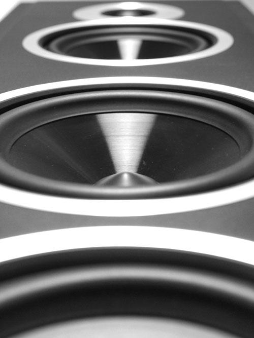 תמונת תקריב של הרמקול Sonus Faber Chameleon T במבט מלמטה עם הבלטה של כל האלמנטים