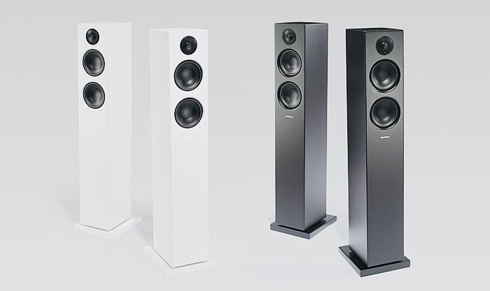 שני זוגות רמקולים audio pro t20 אחד בלבן ואחד בשחור עומדים זה לצד זה