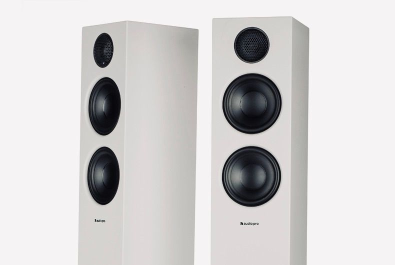 צילום של החצי העליון של זוג רמקולים audio pro t20 בצבע לבן