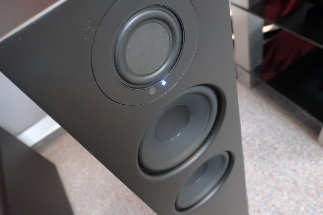 מבט פלפנים ומלמעלה על חזית רמקול audio pro a48 שחור