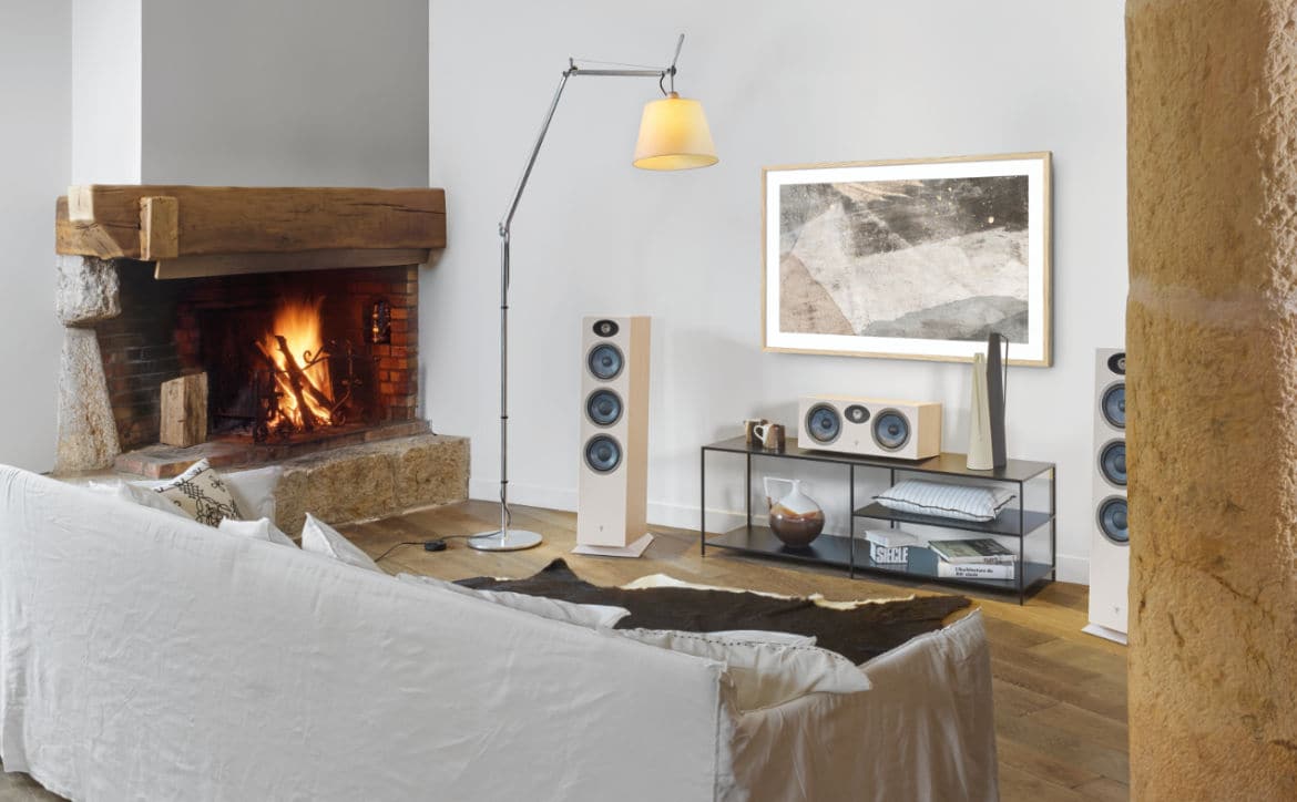 תמונה של זוג רמקולים Focal Theva N°2 מוצבים בסלון עם רצפת פרקט