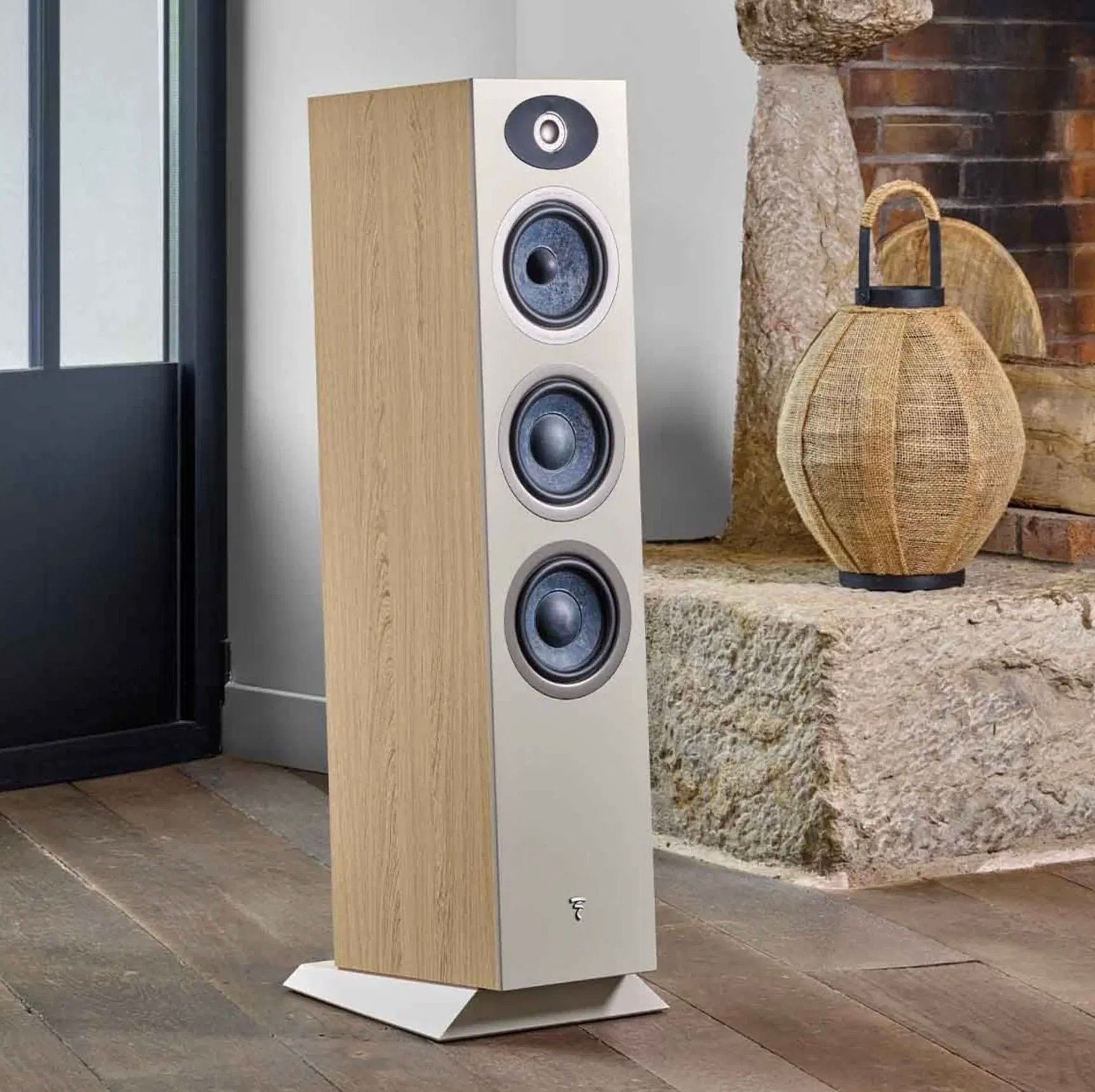 תמונה של הרמקול Focal Theva N°3 עומד בסלון