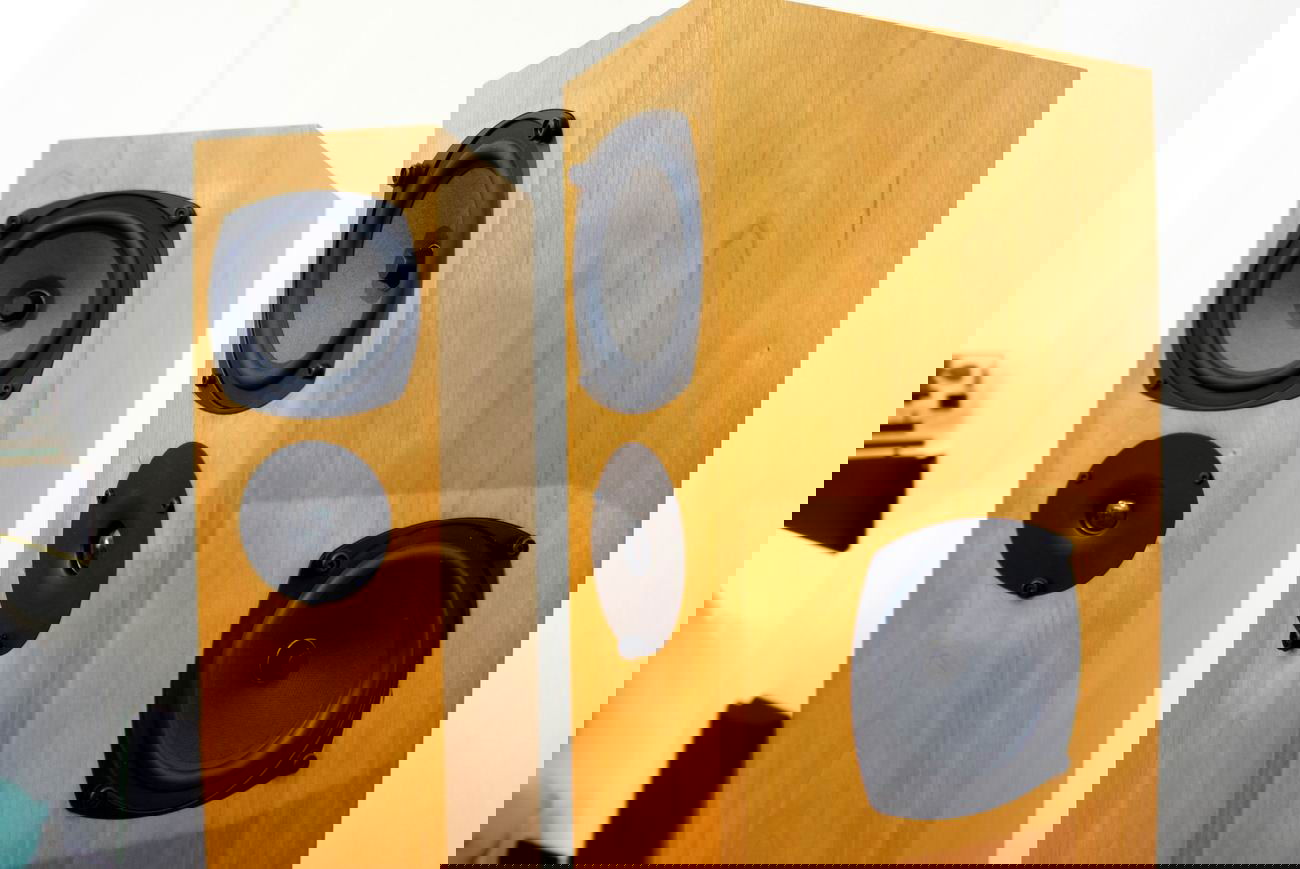 תמונה של זוג רמקולים Rega RS3 בצבע חום עץ בהיר עומדים זה לצד זה