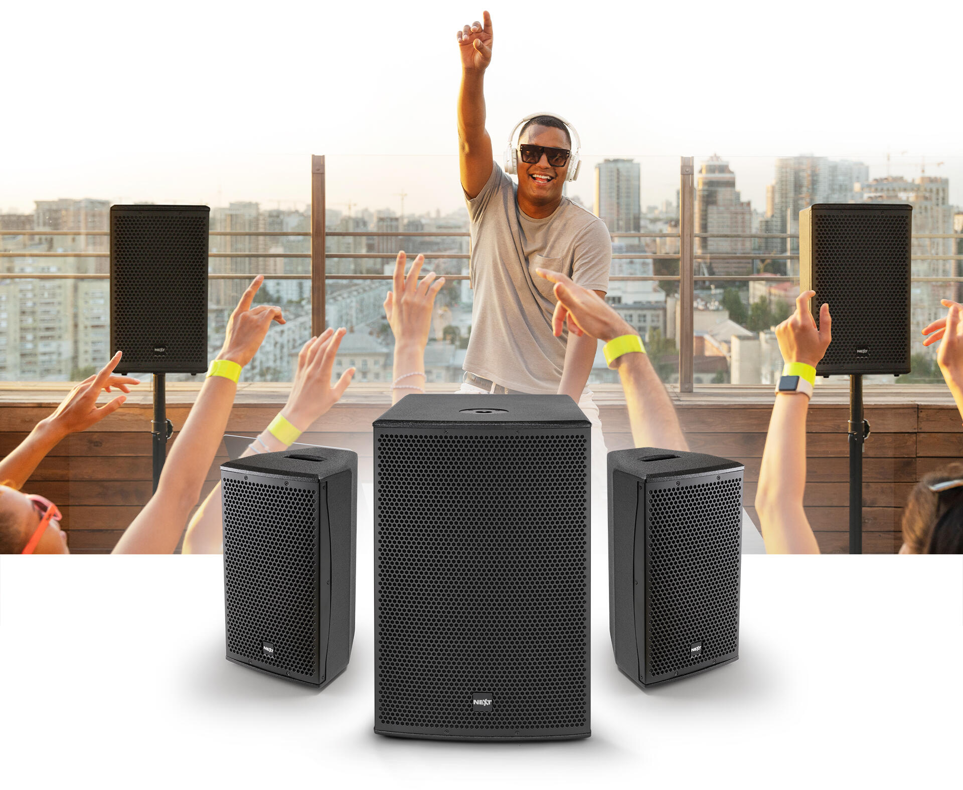 תמונה של המערכת Next Audiogroup - FLEXi 15 במסיבה עם קהל ודי גיי על גג של ביניין