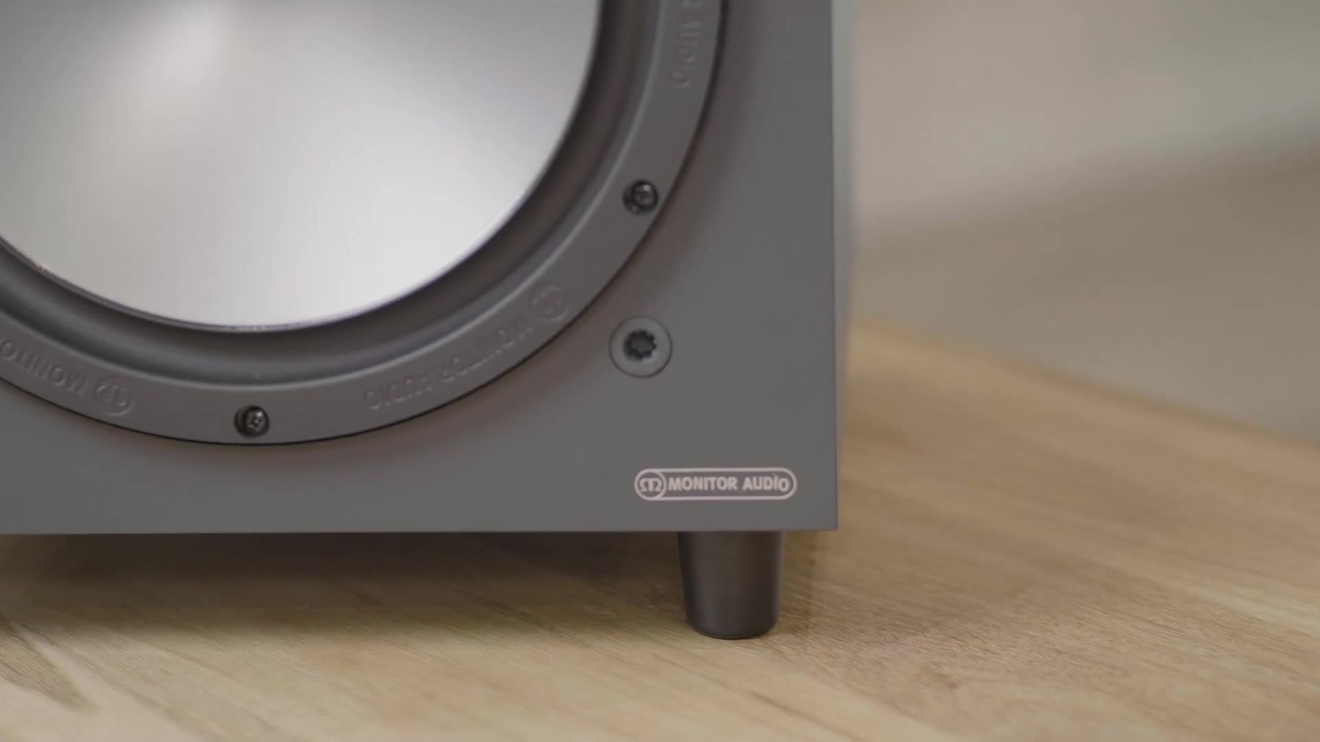 תמונת תקריב של חלק מחזית הסאב וופר Monitor Audio Bronze W10 עם פוקוס על הוופר אלומיניום שלו