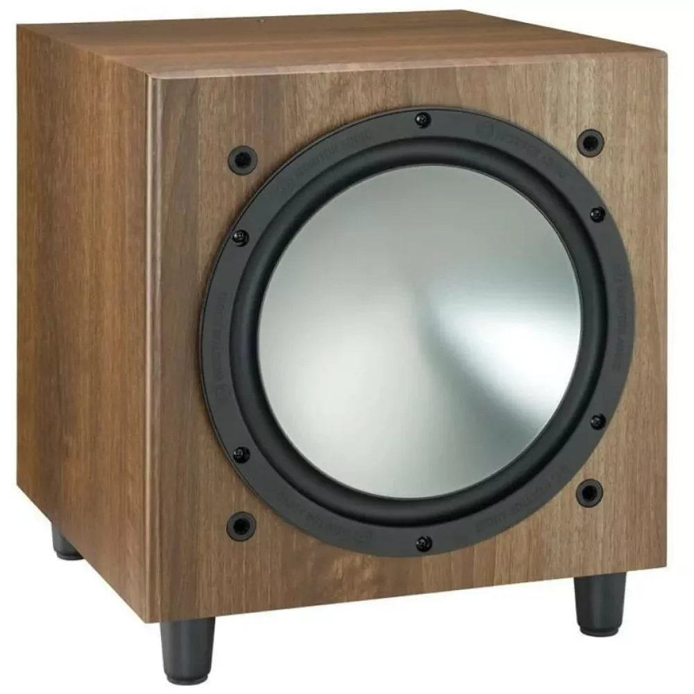 תמונה של הסאב Monitor Audio Bronze W10 בזווית אלכסונית בגימור עץ