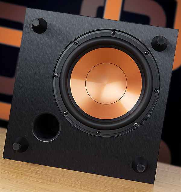 תמונה של הסאב קליפש Klipsch R-8SW שוכב עם הוופר לכיוונינו