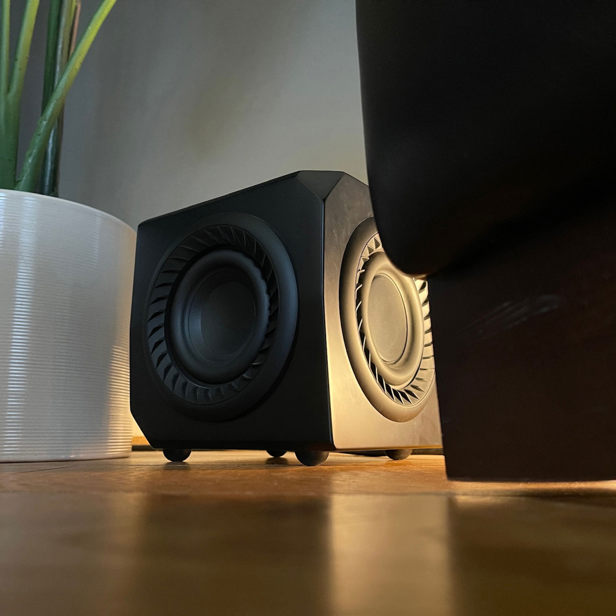 סאב וופר קומפקטי בצבע לבן מדגם Lithe Audio Micro Sub-Woofer, בעיצוב קובייתי מינימליסטי עם חיבורים אלחוטיים