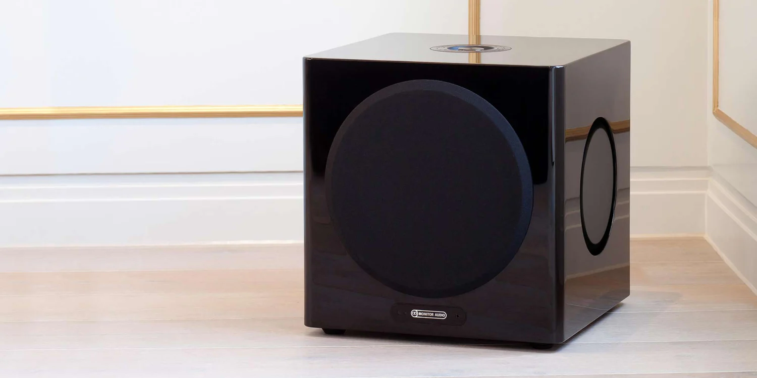 הסאב של מוניטור אודיו Monitor Audio Gold W12 בגימור שחור עומד בפינת סלון