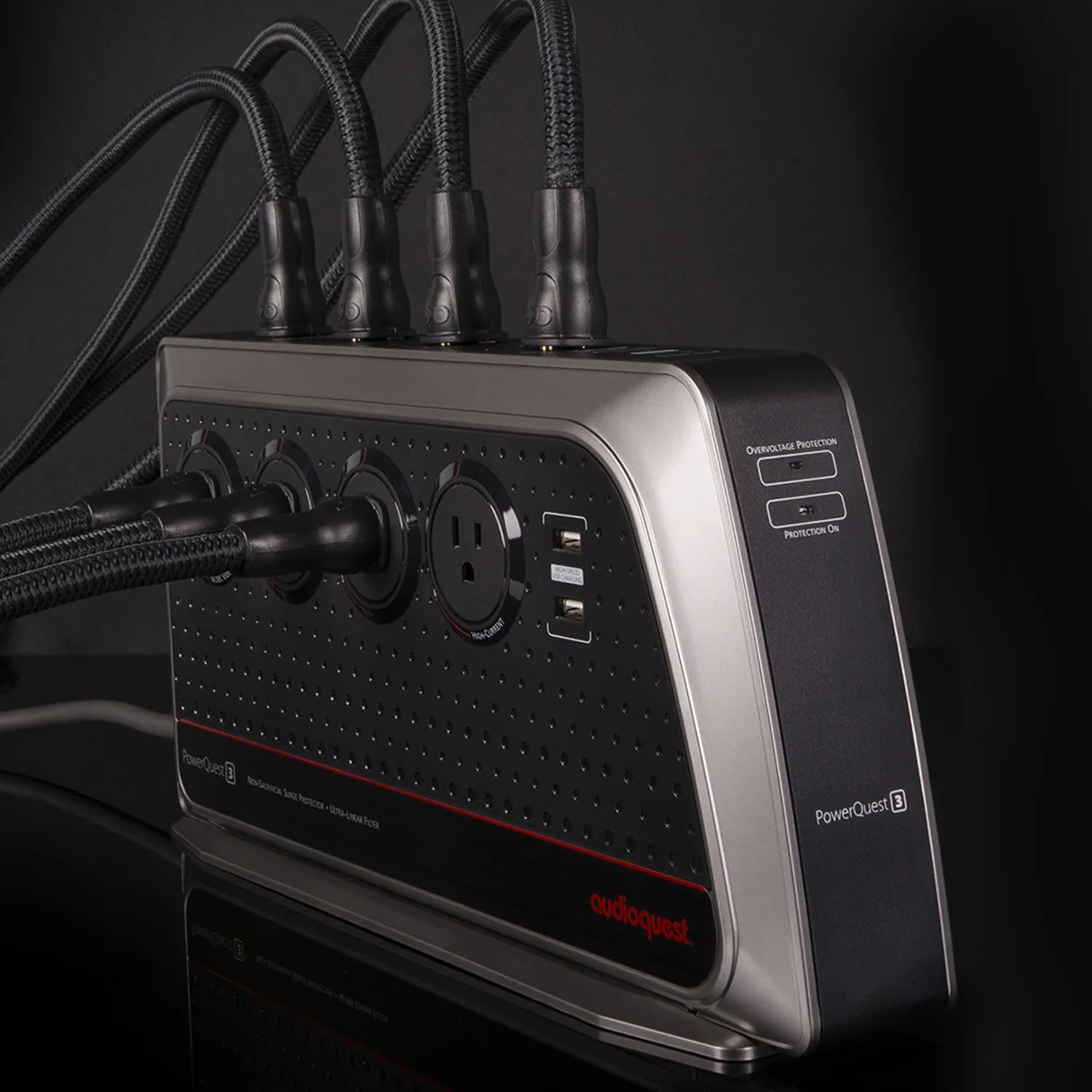 AudioQuest PowerQuest 3 עומד אנכי מחובר לכל כבלי החשמל