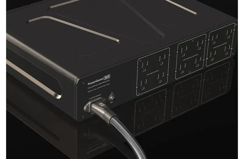 AudioQuest PowerQuest 303 עם גב החיבורים האחורי