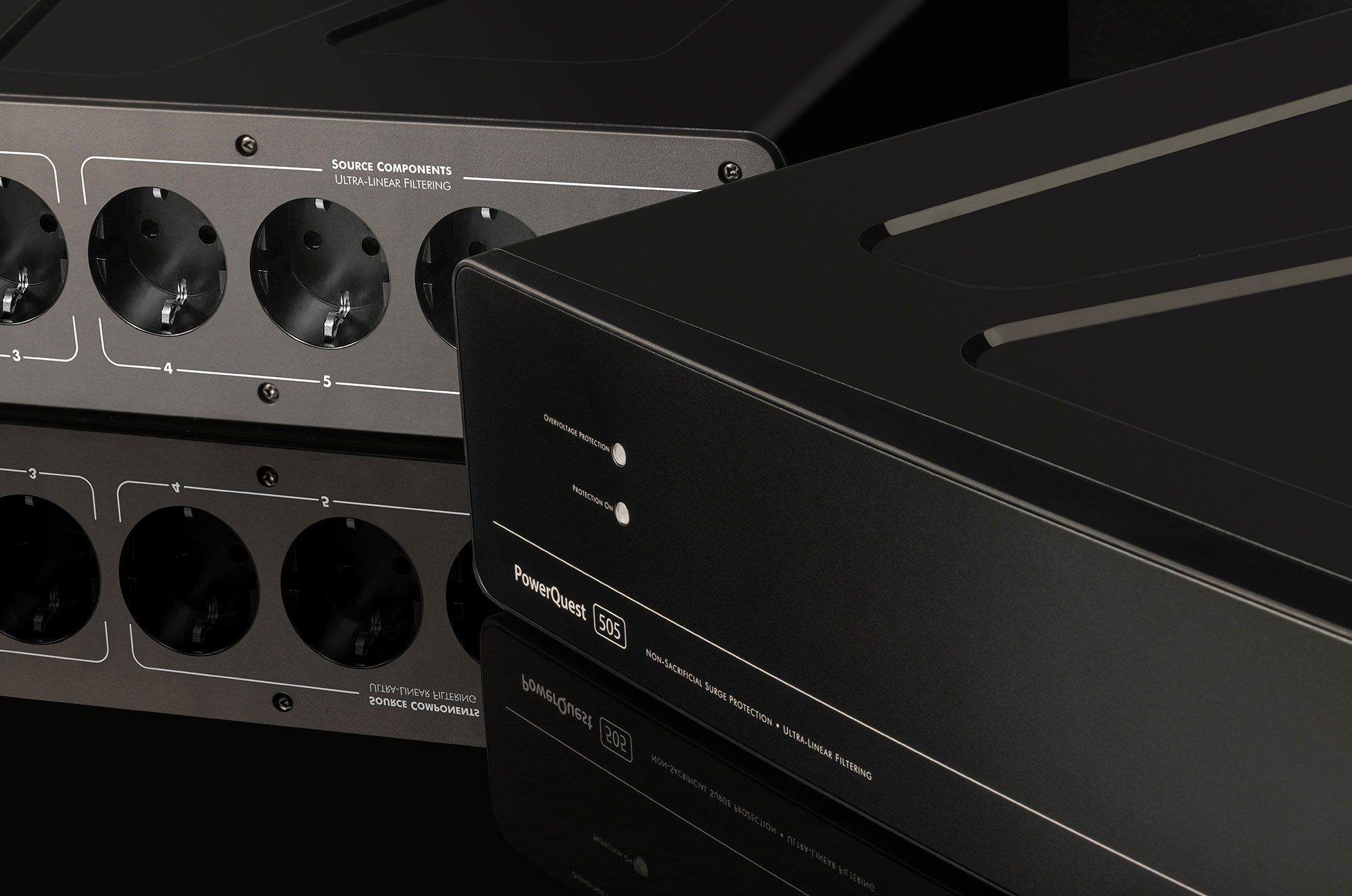 AudioQuest PowerQuest 505 שני מכשירים אחד על יד השני כאשר האחד עם הפנים אלינו והשני עם הגב