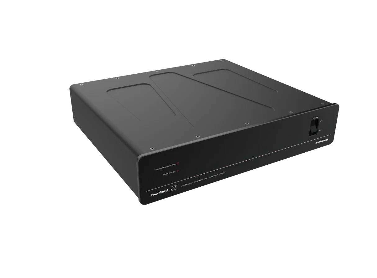  מנהל המתח AudioQuest PowerQuest 707 מצולם מקדימה בזווית