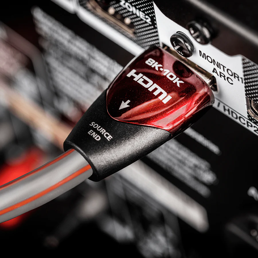 כבל AudioQuest Cherry Cola 48 HDMI מחובר למכשיר מאחורה בצילום תקריב