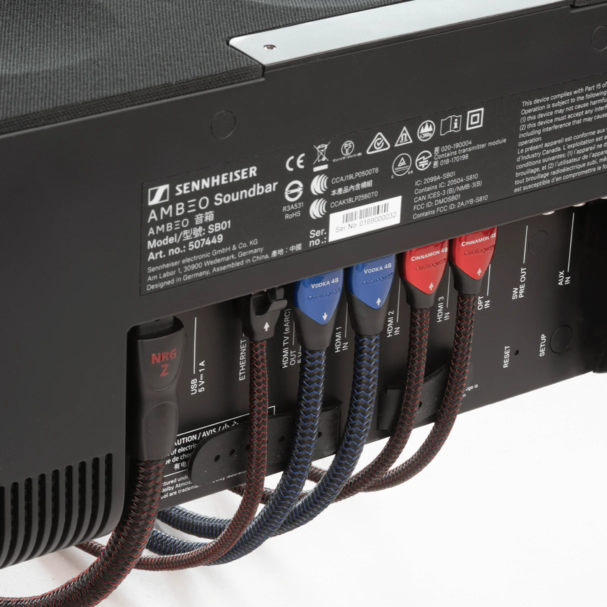 קבוצת כבלי hdmi של אודיו קווסט וביניהם ה AudioQuest Cinnamon 48 HDMI מחוברים לטלויזיה מאחורה