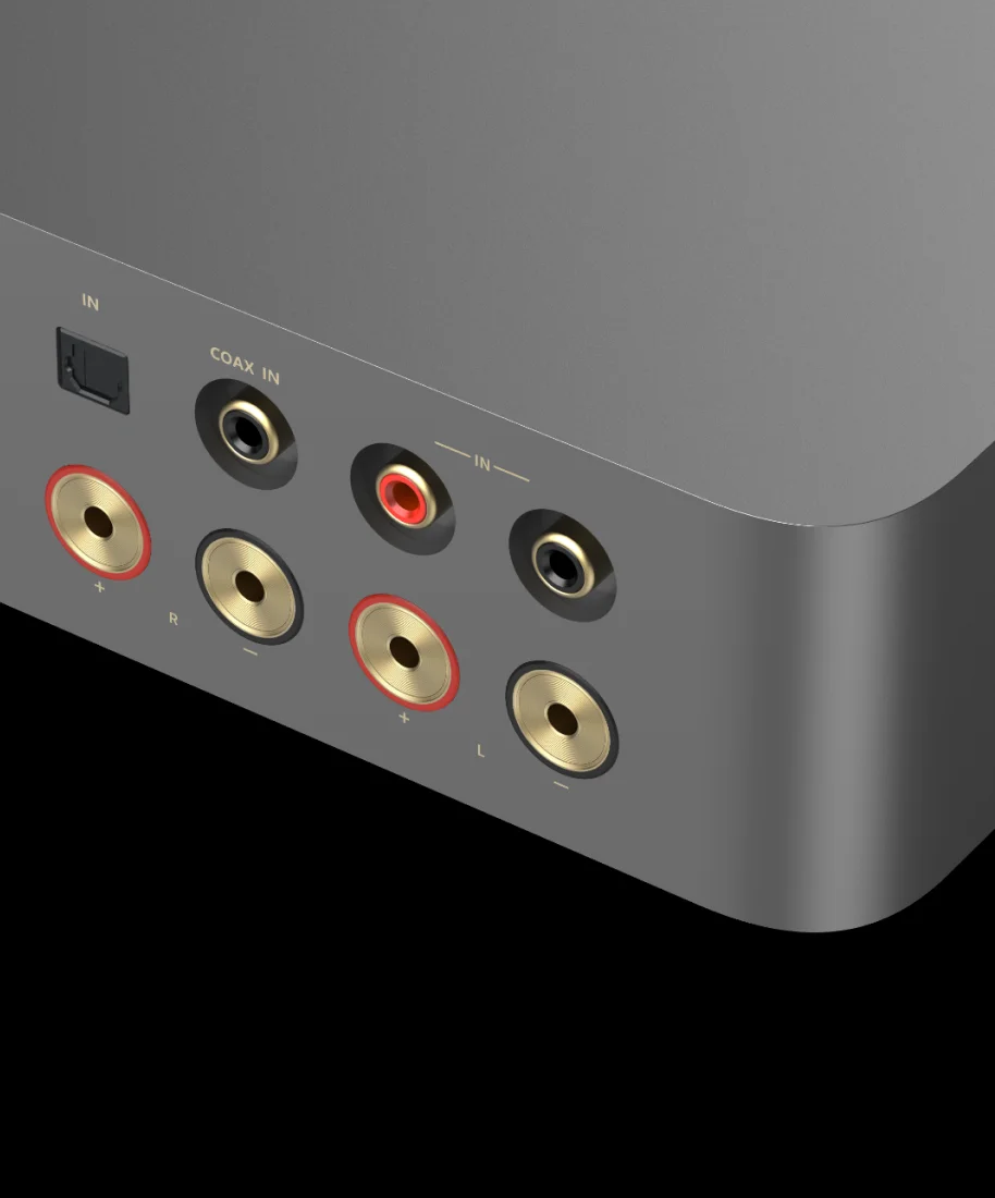 מגבר WiiM Vibelink Amp מצולם בחלקו האחרוי עם כל חיבורי הרמקולים