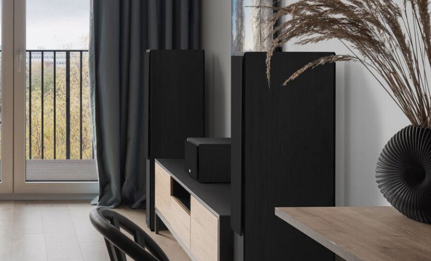 תמונה של מערכת קולנוע המשלבת את הרמקול סנטר של מגנט Magnat Monitor S12C על שידה