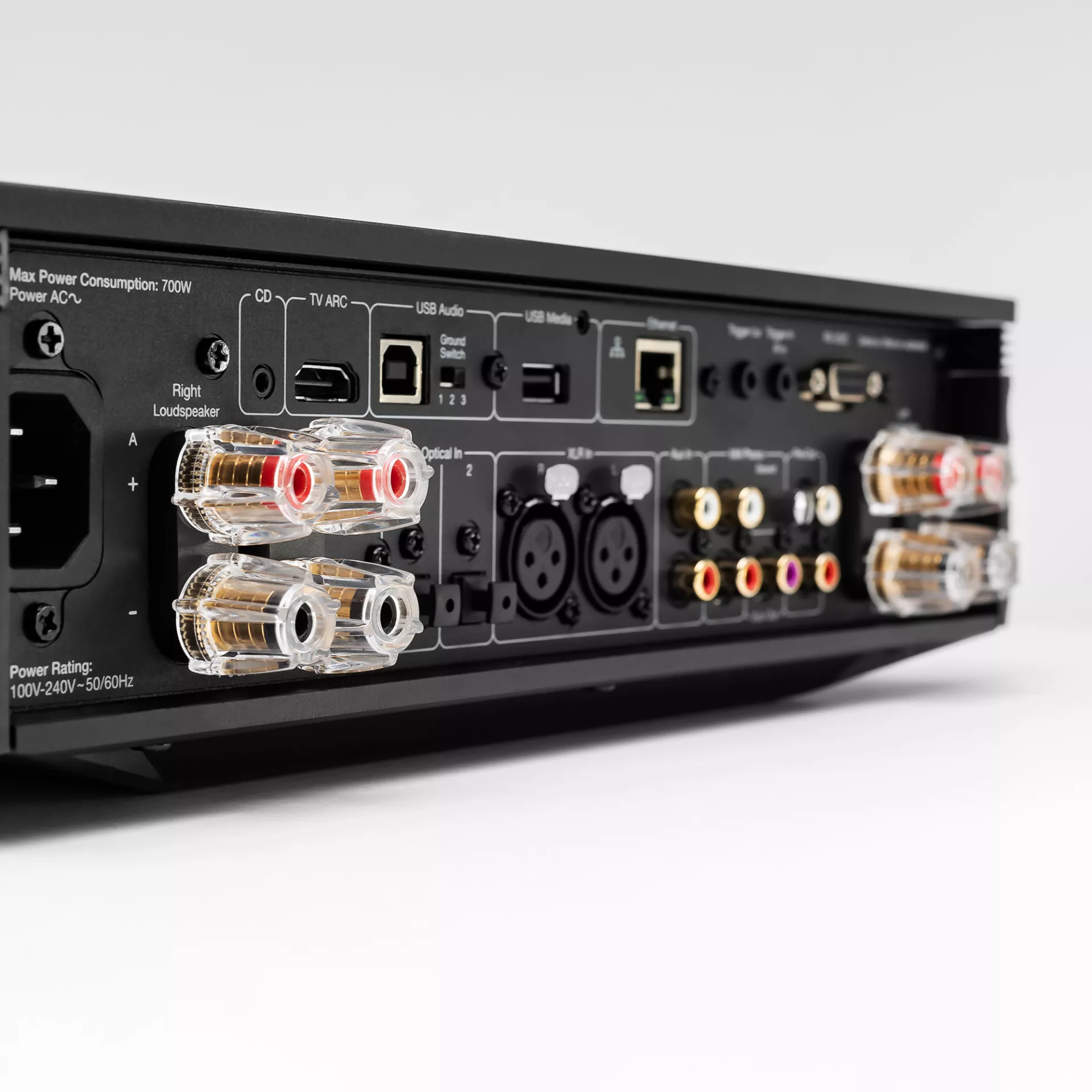 מגבר רסיבר סטרימר היי אנד קמברידג' אודיו Cambridge Audio EVO 150 בצילום מאחורה של פאנל החיבורים