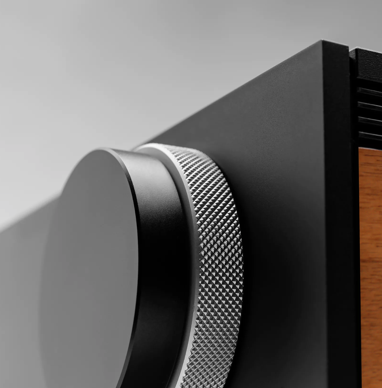 מגבר רסיבר סטרימר היי אנד קמברידג' אודיו Cambridge Audio EVO 150 בצילום תקריב זוויתי עם פוקוס על כפתור העוצמה