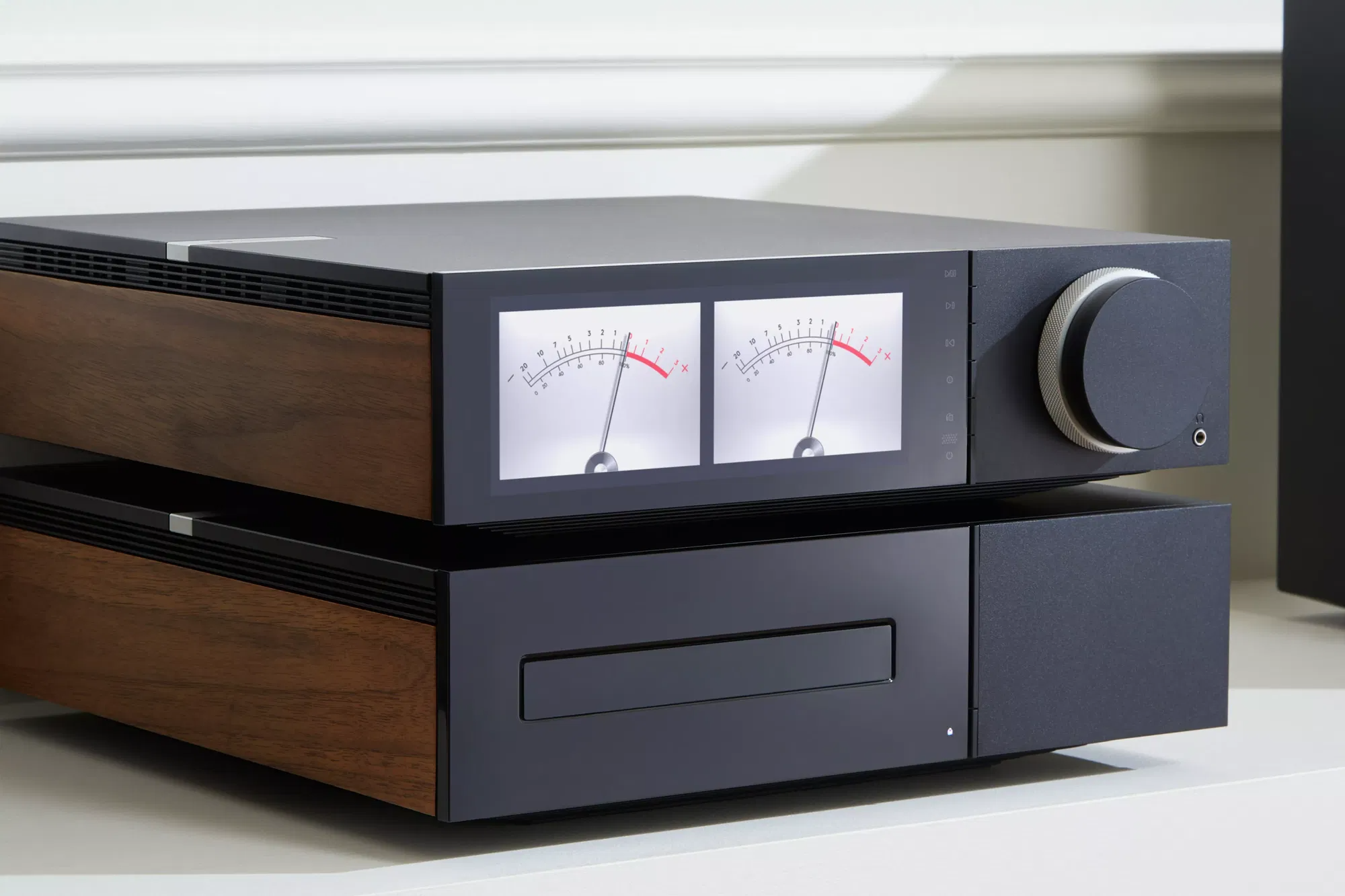 מגבר רסיבר סטרימר היי אנד קמברידג' אודיו Cambridge Audio EVO 150 יושב על נגן דיסקים תואם