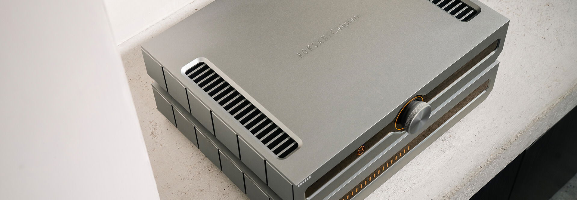 מגבר סטרימר Roksan Caspian 4G Streaming Amplifier מונח על מגבר כוח ממבט על