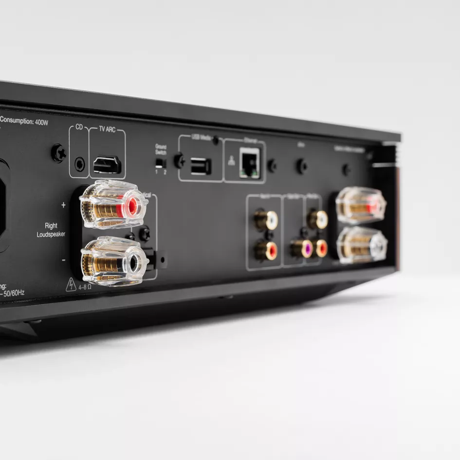 מגבר רסיבר סטרימר היי אנד קמברידג' אודיו Cambridge Audio EVO 75 בצילום מאחורה של פאנל החיבורים