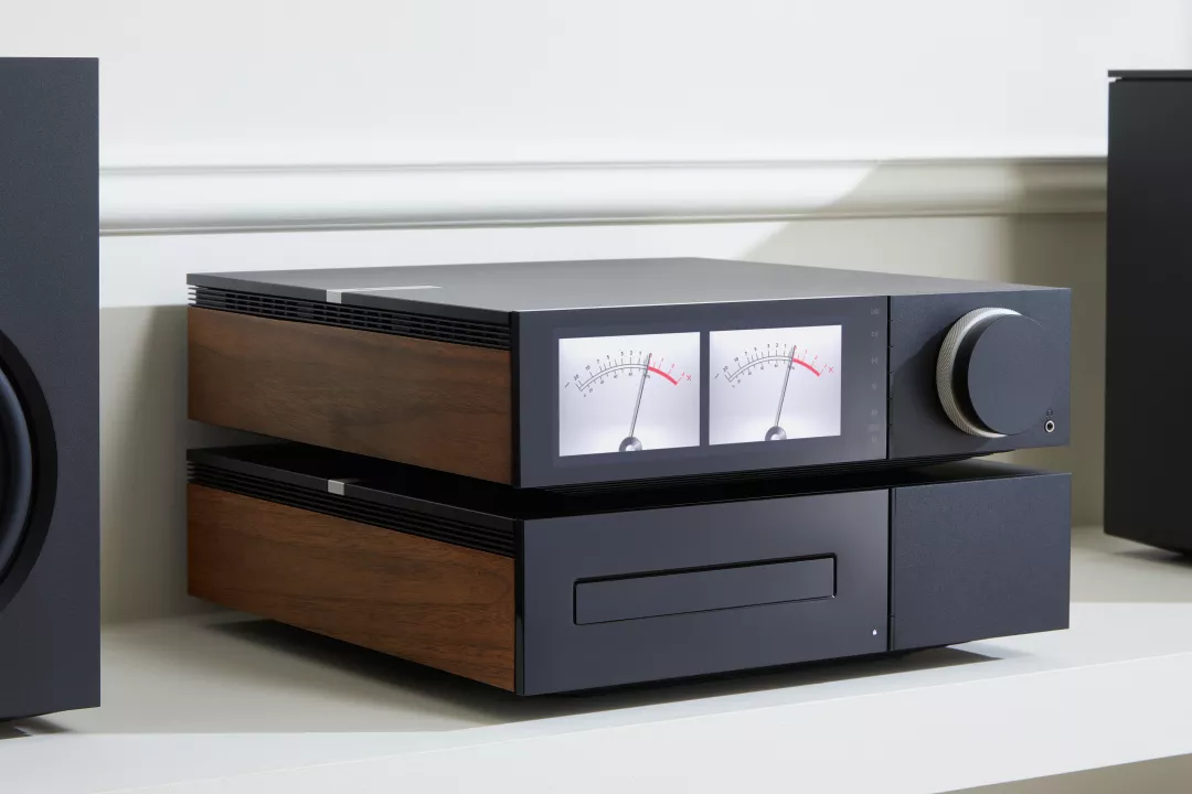 מגבר רסיבר סטרימר היי אנד קמברידג' אודיו Cambridge Audio EVO 75 יושב על נגן דיסקים תואם