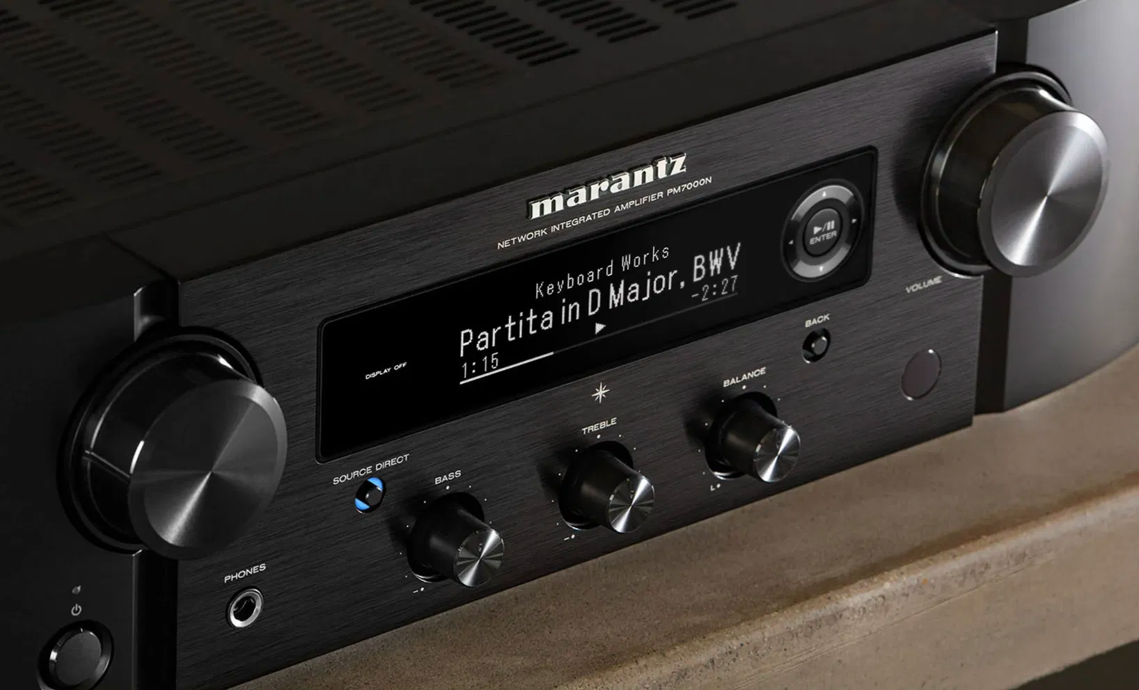 מגבר עם סטריאו סטרימר חכם Marantz PM7000N בצילום מקרוב יושב על מדף עץ דקורטיבי