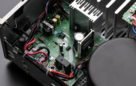 מגבר סטריאו סטרימר מרנץ Marantz PM7000N בצילום פנים של כל הרכיבים שלו